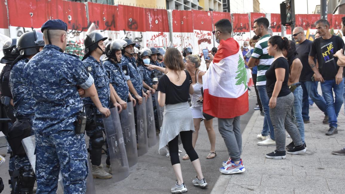 قوات الأمن تمنع متظاهرين من الوصول لمبنى مصرف لبنان المركزي 