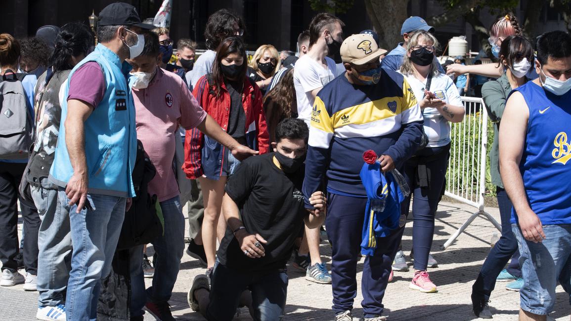 BUENOS AIRES, ARGENTINA - NOVEMBER 26: Fans attend funeral for Diego Maradaona at Casa Rosada on November 26, 2020 in Buenos Aires, Argentina. Maradona died of a heart attack at his home on Thursday 25 aged 60 . He is considered among the best footballers in history and lead his national team to the World Cup in 1986. President of Argentina Alberto Fernandez declared three days of national mourning. (Photo by Fotonoticias/Getty Images)