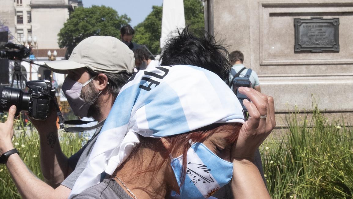 BUENOS AIRES, ARGENTINA - NOVEMBER 26: Fans attend funeral for Diego Maradaona at Casa Rosada on November 26, 2020 in Buenos Aires, Argentina. Maradona died of a heart attack at his home on Thursday 25 aged 60 . He is considered among the best footballers in history and lead his national team to the World Cup in 1986. President of Argentina Alberto Fernandez declared three days of national mourning. (Photo by Fotonoticias/Getty Images)