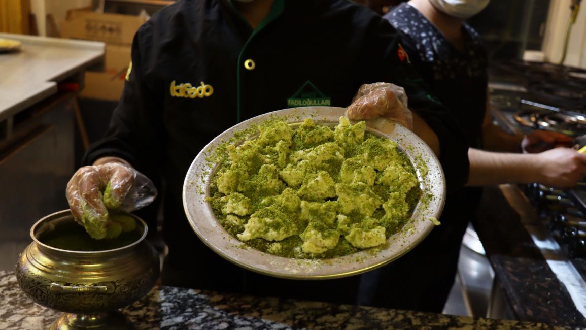 "طين الجنة"... حلوى تزين موائد رمضان في كيليس التركية