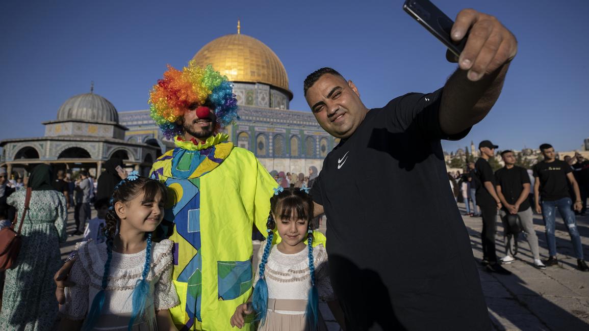 وزّع شباب هدايا على الأطفال الذين قدموا مع عائلاتهم لأداء صلاة العيد (مصطفى الخروف/ الأناضول)