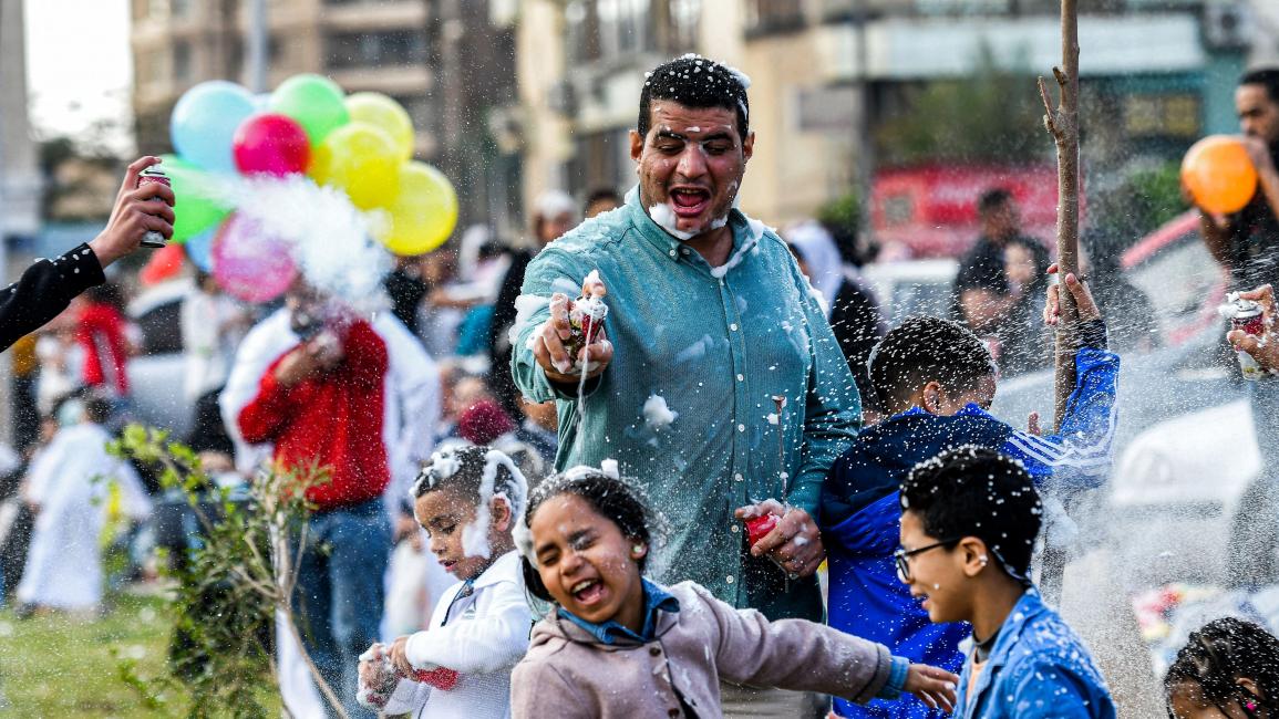 لهو عائلي في ساحة مسجد الصديق بالقاهرة (أحمد حسن/فرانس برس)