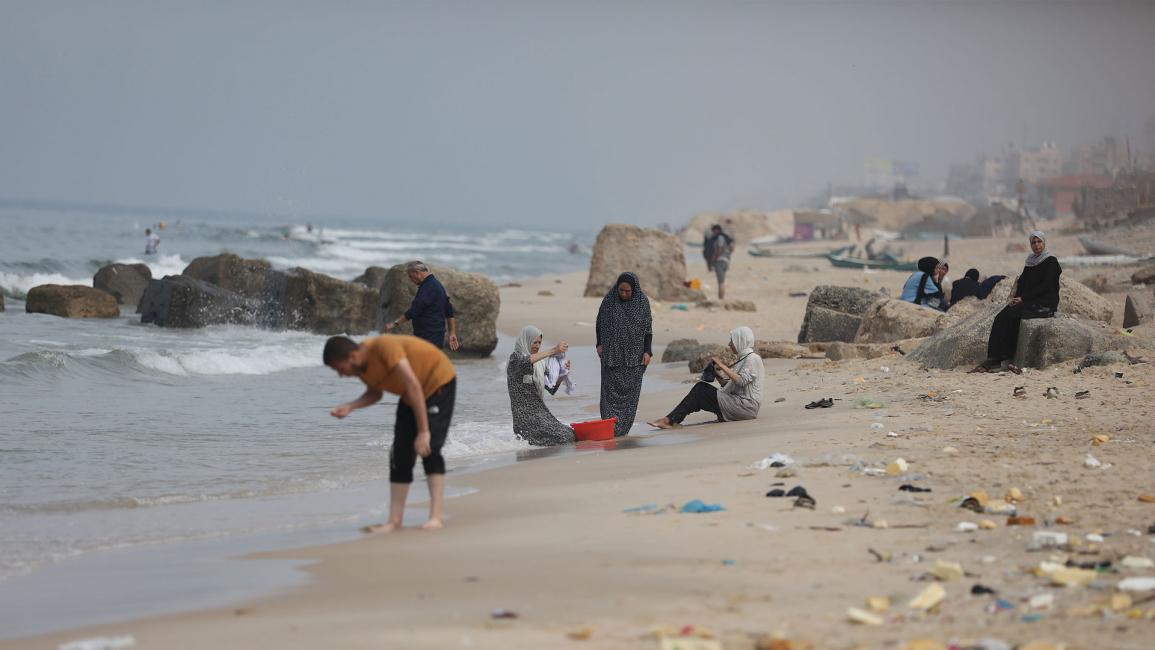 فلسطينيون يلجؤون إلى البحر جراء أزمة المياه بغزة