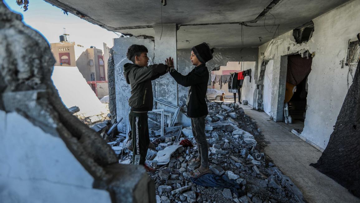 يلعبان رغم كل شيء (أحمد حسب الله/Getty)