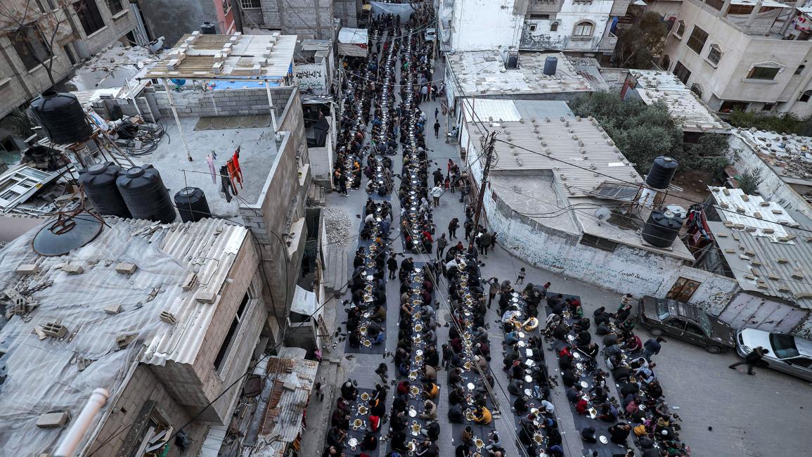 إفطار جماعي للفلسطينيين في شوارع رفح رغم الحرب على غزة