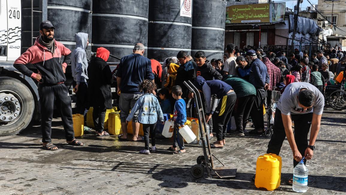 تفاقم معاناة النازحين في رفح: طوابير طويلة من أجل شربة ماء