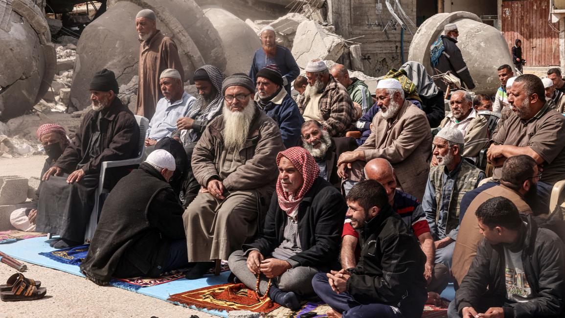 رغم الدمار.. فلسطينيون يؤدون صلاة الجمعة أمام أنقاض مسجد في رفح