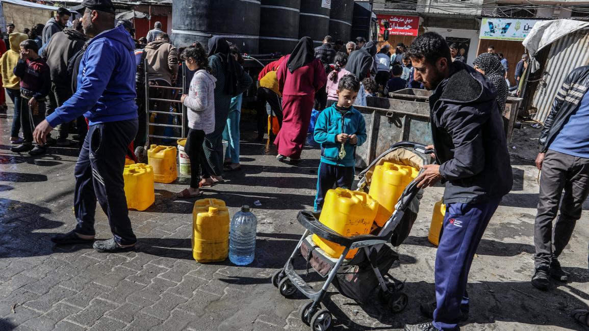 تفاقم معاناة النازحين في رفح: طوابير طويلة من أجل شربة ماء