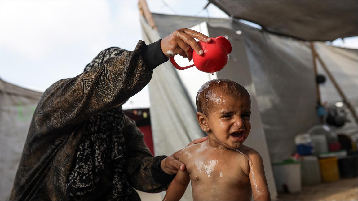 معاناة الفلسطينيين في مخيمات النزوح وسط تصاعد القصف في خانيونس