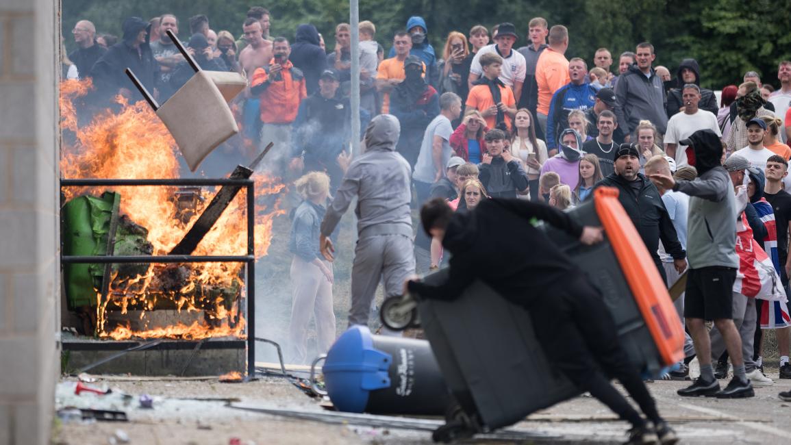 مناهضون للهجرة يهاجمون فندقا يؤوي لاجئين في روثرهام ببريطانيا (4/8/2024 Getty)