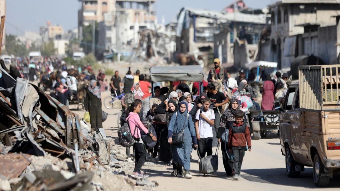 فلسطينيون أجبرهم الاحتلال على الهجرة قسراً من مخيام جباليا باتجاه المناطق الجنوبية من غزة (22/10/2024 Getty)