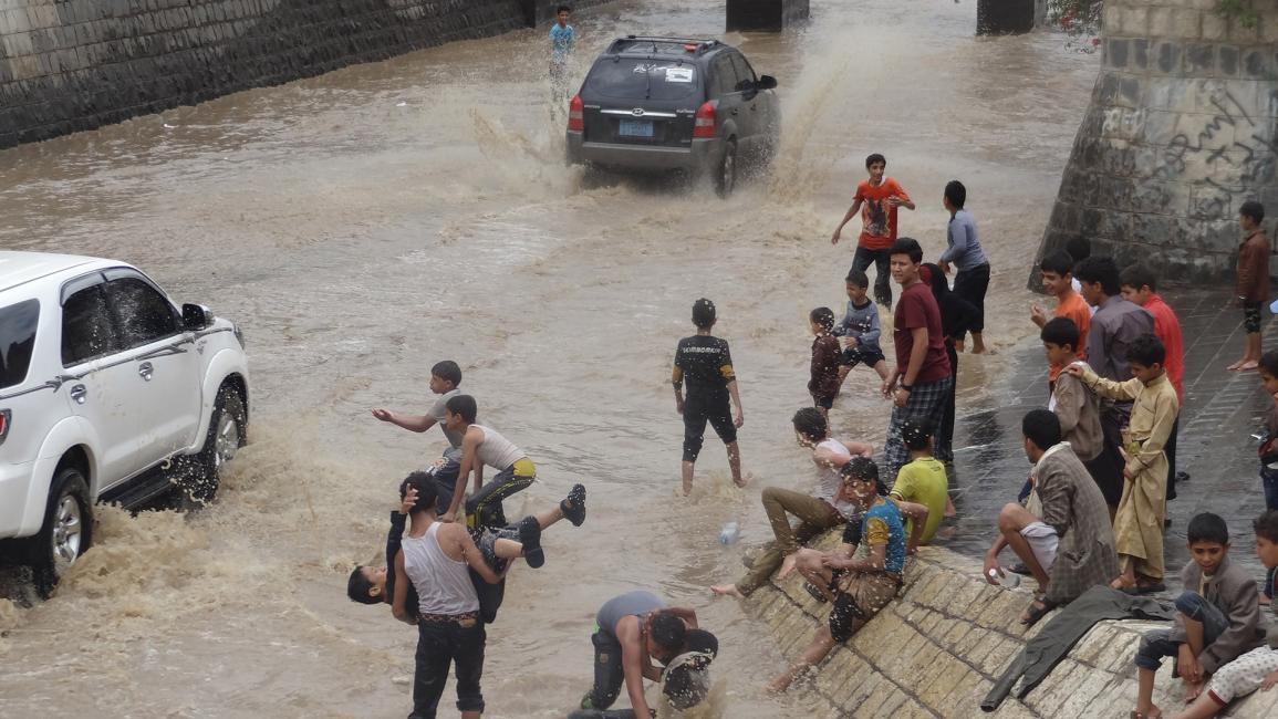 أمطار اليمن.. لهو وتشرّد ودمار ورزق