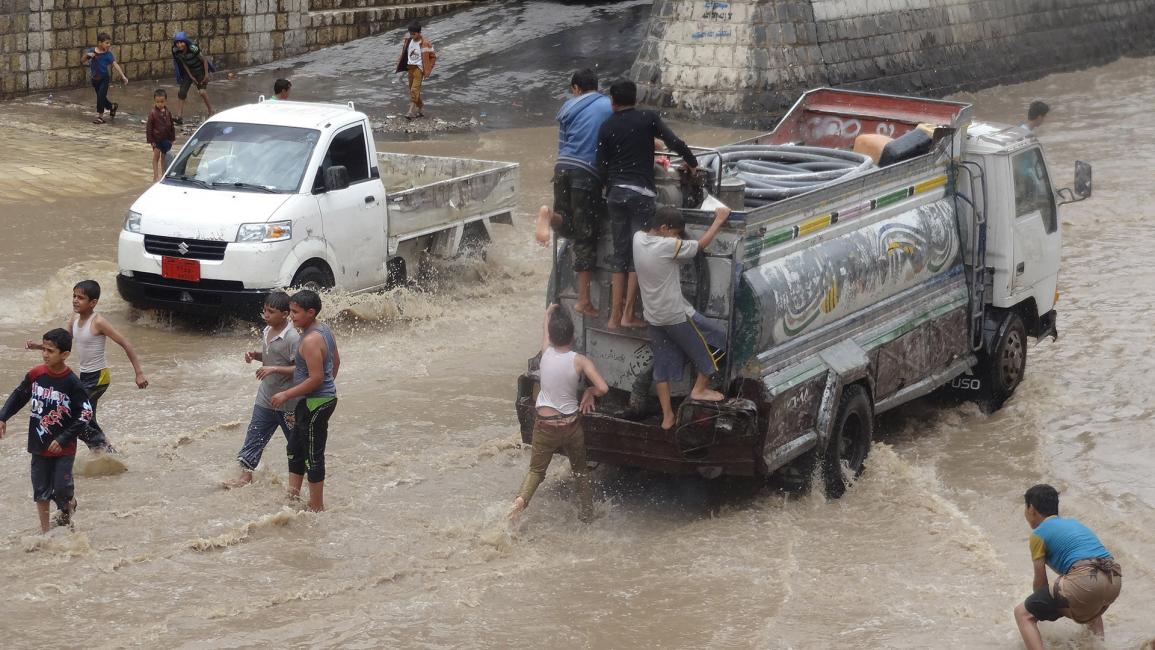 أمطار اليمن.. لهو وتشرّد ودمار ورزق