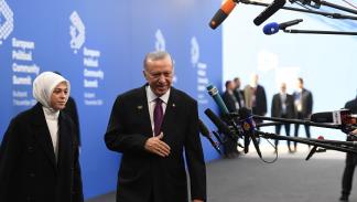 أردوغان متحدثاً إلى الصحافة عند وصوله إلى المجر، 8 نوفمبر 2024 (Getty)