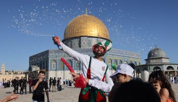 أطفال فلسطينيون يحتفلون بالعيد أمام مصلى قبة الصخرة، بعد صلاة عيد الفطر اليوم الخميس (أحمد غرابلي/فرانس برس)