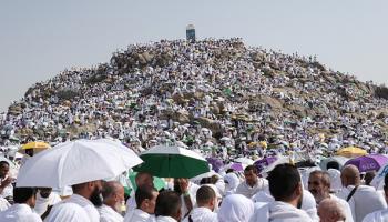 حجاج يصلون في يوم عرفة، في 27 يونيو 2023 (الأناضول)