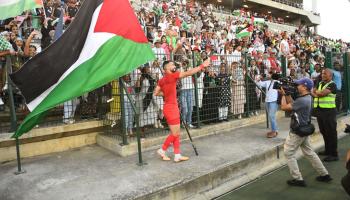 الجماهير الفلسطينية في مباراة ودية بجنوب أفريقيا، فبراير 2024 (روجر بوش/Getty)