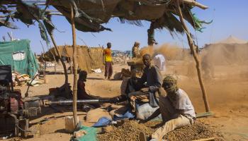 التعدين مصدر رزق لسوادنيين منذ سنوات (إريك لافروغ/ Getty)