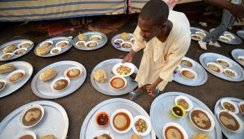 يحمل رمضان السودان تذاكر لدخول الغابات (محمد الشاهد/ فرانس برس)