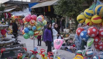 ترفض مزيد من الإيرانيات ارتداء غطاء الرأس (مرتضى نيكوبازل/Getty)