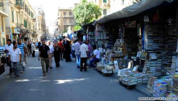 تشهد مكتبات شارع النبي دانيال إقبالاً واسعاً (العربي الجديد)