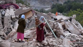 مغاربة وسط أنقاض زلزال المغرب (فيرناندو سانشيث/ Getty)