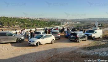 المشهد حول سجن "عوفر" قبيل ساعات من الإفراج عن أسرى بموجب صفق التبادل (العربي الجديد)