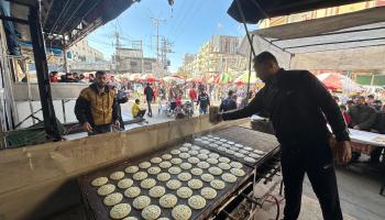 إعداد "القطايف" في دير البلح (دعاء الباز / الأناضول)