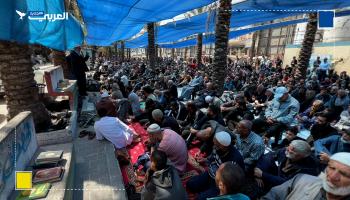 فلسطينيون يؤدون صلاة الجمعة الأخيرة من رمضان وسط أنقاض منازلهم المدمرة