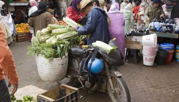 باعة جائلون في أحد أسواق المغرب (Getty)