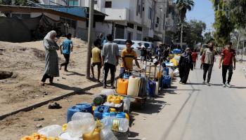 طابور مياه طويل في دير البلح (عبد الرحيم الخطيب/الأناضول)