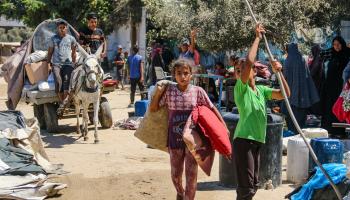 فلسطينيون بعد أوامر إخلاء إسرائيلية في دير البلح - وسط قطاع غزة - 21 أغسطس 2024 (سعيد جرس/ فرانس برس)