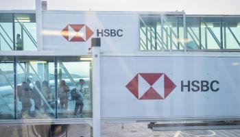 شعار HSBC على أحد خراطيم بوابات مطار دبي الدولي، 1 يونيو 2024 (بودرول شوكروت/ Getty)