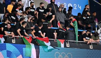 رفع العلم الفلسطيني في فرنسا في 27 يوليو 2024 (مصطفى يالسين/ Getty)