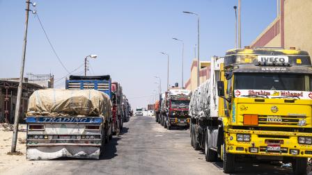 عدد من شاحنات المساعدات الإنسانية في العريش (علي مصطفى/ Getty)