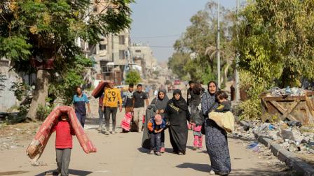 فلسطينيون في جباليا ينزحون بسبب القصف في 23 أكتوبر 2024 (Getty)