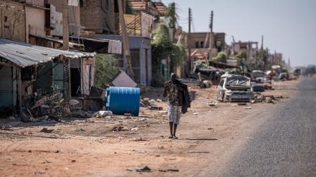 جندي سوداني في الخرطوم في ظل معارك مع الدعم السريع (Getty)