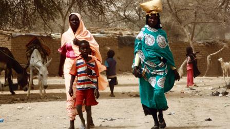 نساء سودانيات في مخيم زمزم 12 إبريل 2024 (Getty)